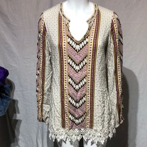 Buckle brand gimmicks  crocheted lace bottom V-neck tunic